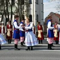 Miechowskie obchody 231. rocznicy uchwalenia Konstytucji 3 Maja - polonez w wykonaniu uczni&oacute;w 