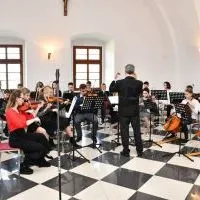 Miechowskie obchody 231. rocznicy uchwalenia Konstytucji 3 Maja - Miechowska Orkiestra Młodych Muzyk&oacute;w w zabudowaniach poklasztornych