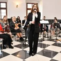 Miechowskie obchody 231. rocznicy uchwalenia Konstytucji 3 Maja - poruszający koncert Amelii Gajda i Katarzyny Kornaś z CKiS Miech&oacute;w w zabudowaniach poklasztornych