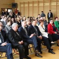 Zarząd Powiatu Miechowskiego, dyrekcja i goście żegnają absolwent&oacute;w Zespołu Szk&oacute;ł Nr 1 w Miechowie