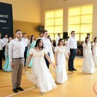 Dostojny polonez w wykonaniu uczni&oacute;w miechowskiego 
