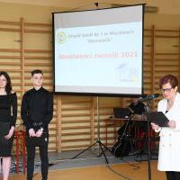 Marzena Samborska, dyr. ZS Nr 1 gratuluje absolwent&oacute;w ukończenia szkoły