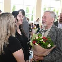 Podziękowania od absolwent&oacute;w dla wicedyrektora miechowskiego 