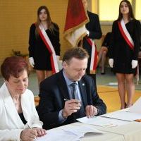 Podpisanie umowy o wsp&oacute;łpracy pomiędzy Zespołem Szk&oacute;ł Nr 1 w Miechowie a Uniwersytetem Rolniczym w Krakowie
