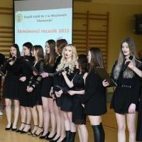 Występu artystyczne z okazji pożegnania absolwent&oacute;w miechowskiego 