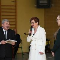 Starosta Jacek Kobyłka i dyr. Marzena Samborska nagradzają najlepszych absolwent&oacute;w 