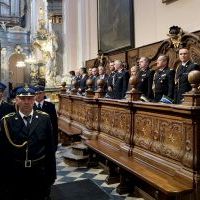 Samorządowcy i goście modlą się w intencji strażak&oacute;w Powiatu Miechowskiego