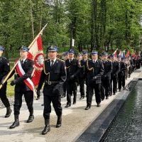 Przemarsz pododdział&oacute;w strażak&oacute;w do Parku Miejskiego w Miechowie