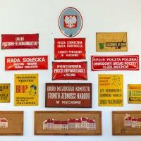 Tablice informacyjne i urzędowe rodem z PRL-u na wystawie w Muzeum Ziemi Miechowskiej