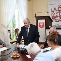 Starosta Miechowski Jacek Kobyłka otwiera przedwakacyjne spotkanie Powiatowego Zespołu Zarządzania Kryzysowego