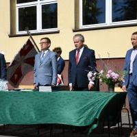 Dyrekcja LO Miech&oacute;w, Przewodniczący Rady Powiatu Miechowskiego - Krzysztof Świerczek i Rady Rodzic&oacute;w - Rafał Bogacz