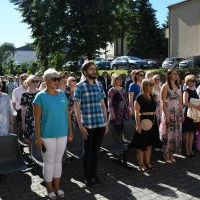 Grono pedagogiczne i uczniowie LO Miech&oacute;w śpiewają hymn państwowy