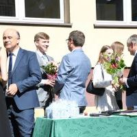 Kwiaty od uczni&oacute;w LO Miech&oacute;w dla dyrekcji, Przewodniczącego Rady Powiatu Krzysztofa Świerczka i Rafała Bogacza z Rady Rodzic&oacute;w