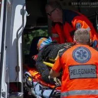 Powiatowe ćwiczenia taktyczno-bojowe w Leśnictwie Trąby - poszkodowany w karetce