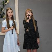 Oprawa artystyczna Złotych God&oacute;w w Charsznicy w wykonaniu wokalistek GOK