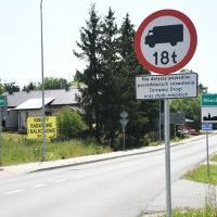Oznakowanie ograniczenia tonażu pojazd&oacute;w przy wjeździe do Miechowa od strony ronda w SIedliskach