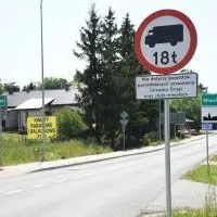 Oznakowanie ograniczenia tonażu pojazd&oacute;w przy wjeździe do Miechowa od strony ronda w SIedliskach