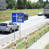 Oznakowanie ograniczenia tonażu pojazd&oacute;w przy wjeździe do Miechowa od strony drogi krajowej nr 7 (strona p&oacute;łnocna miasta)