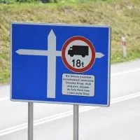 Znak informujący o ograniczeniu tonażu pojazd&oacute;w wjeżdżających do Miechowa