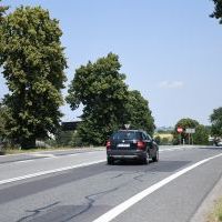 Oznakowanie ograniczenia tonażu pojazd&oacute;w przy wjeździe do Miechowa od strony drogi krajowej nr 7 (strona południowa miasta)