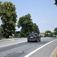 Oznakowanie ograniczenia tonażu pojazd&oacute;w przy wjeździe do Miechowa od strony drogi krajowej nr 7 (strona południowa miasta)