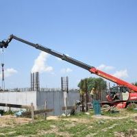 Sprzęt i pracownicy na budowie sali gimnastycznej w Zagorzycach