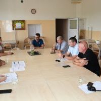 Spotkanie inwestora budowy sali gimnastycznej SOSW Zagorzyce - Powiatu Miechowskiego z przedstawicielami wykonawcy i nadzoru