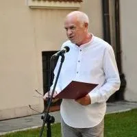 Fragmentem wierszy Krystyny Olchawa aktor Krzysztof G&oacute;recki rozpoczął wernisaż artystki