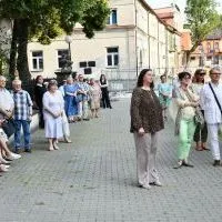 Krystyna Olchawa w otoczeniu rodziny i przyjaci&oacute;ł na wernisażu poświęconym jej tw&oacute;rczości