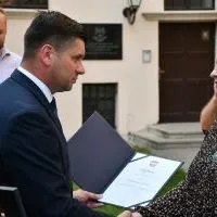 Wicemarszałek Łukasz Sm&oacute;łka honoruje Krystynę Olchawa Krzyżem Małopolski