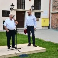 Starosta Jacek Kobyłka m&oacute;wi o zasługach Krystyny Olchawa w krzewieniu kultury i sztuki
