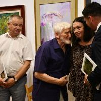 Wicemarszałek Łukasz Sm&oacute;łka i prof. Wincenty Kućma gratulują Krystynie Olchawa