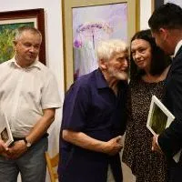 Wicemarszałek Łukasz Sm&oacute;łka i prof. Wincenty Kućma gratulują Krystynie Olchawa