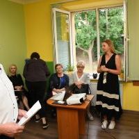 Kierownik PCPR w Miechowie wita rodziny zastępcze na szkoleniu