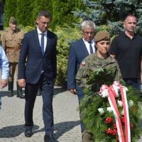 Delegacja Gminy i Miasta Miech&oacute;w składa kwiaty pod Pomnikiem z Orłem