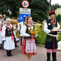 Korow&oacute;d dożynkowy ustawia się do przejścia do Kościoła w Książu Wielkim