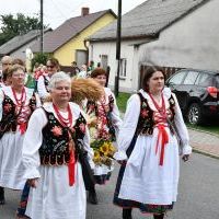 Tradycyjny korow&oacute;d dożynkowy z przepięknymi wieńcami