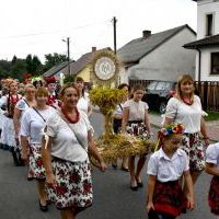 Korow&oacute;d Dożynek Powiatowych zmierza do kościoła w Książu Wielkim