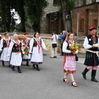 Korow&oacute;d dożynkowy zmierza na stadion w Książu Wielkim