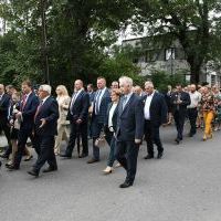 Korow&oacute;d dożynkowy w drodze na stadion w Książu Wielkim