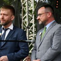 Do rolnik&oacute;w, mieszkańc&oacute;w Miechowszczyzny i gości przemawiają Mirosław Dr&oacute;żdż i Tomasz Urynowicz - radni Sejmiku Wojew&oacute;dztwa Małopolskiego