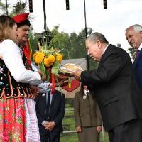 Starostowie dożynkowi wręczają Staroście Powiatu Miechowskiego chleb z tegorocznych plon&oacute;w