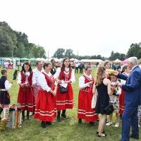 W&oacute;jt Gminy Książ Wielki częstuje dożynkowym chlebem