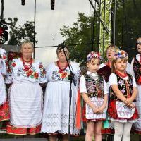 Dożynkowe przyśpiewki wykonują reprezentantki wsp&oacute;łgospodarza Dożynek Powiatowych w Książu Wielkim