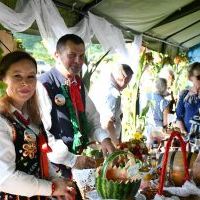 Dożynkowi starostowie kosztują specjał&oacute;w przygotowanych przez KGW