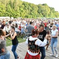 Deski uginały się pod krokami tanecznymi uczestnik&oacute;w Dożynek Powiatowych w Książu Wielkim