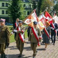 Poczty sztandarowe i delegacje zmierzają na Mszę św. z okazji Święta Wojska Polskiego