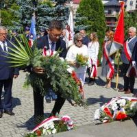 Delegacja władz Gminy i Miasta Miech&oacute;w składa kwiaty pod Pomnikiem z Orłem