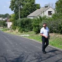 Starostowie Powiatu Miechowskiego oceniają nową nawierzchnię w Strzeżowie I