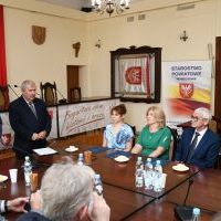 Starosta Jacek Kobyłka i Przewodniczący Krzysztof Świerczek witają nowych dyrektor&oacute;w jednostek Powiatu Miechowskiego